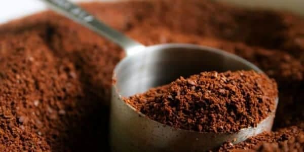 Misurino colmo di caffè macinato fresco